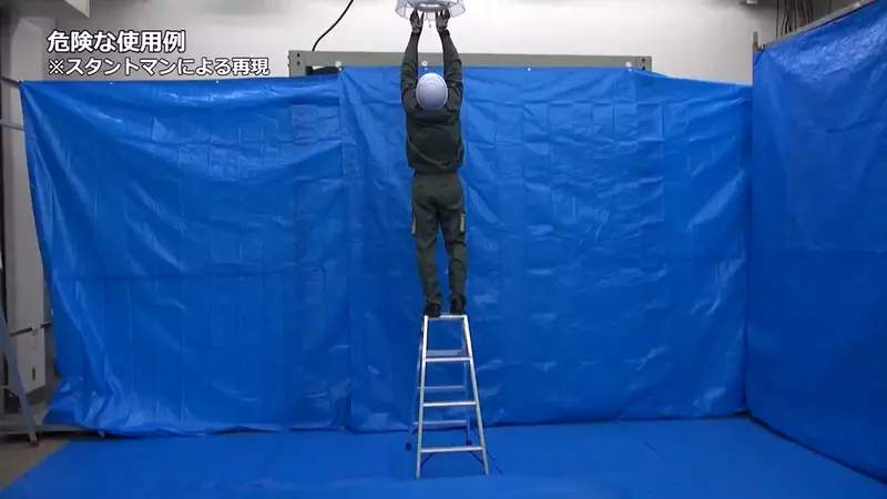 日本國民生活中心示範中老年《百萬種摔的方式》大家爬梯子登高的時候請千萬注意安全啊 日本國民生活中心示範中老年《百萬種摔的方式》大家爬梯子登高的時候請千萬注意安全啊