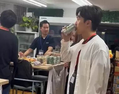 《後悔參加派對的人》沒人聊天閒得發慌 只能像這樣左顧右盼吃吃喝喝?