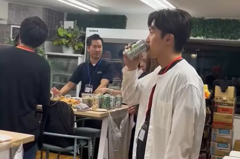 《後悔參加派對的人》沒人聊天閒得發慌 只能像這樣左顧右盼吃吃喝喝? 《後悔參加派對的人》沒人聊天閒得發慌 只能像這樣左顧右盼吃吃喝喝?