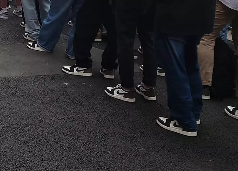 《杜絕球鞋黃牛的方法》鞋店要求穿指定鞋款才能買 形成宛如AI生成的奇特景象 《杜絕球鞋黃牛的方法》鞋店要求穿指定鞋款才能買 形成宛如AI生成的奇特景象