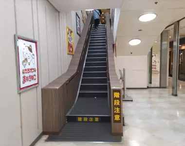 讓人大腦產生BUG的搞怪風景 注意這不是手扶梯而是普通的樓梯喔(笑)