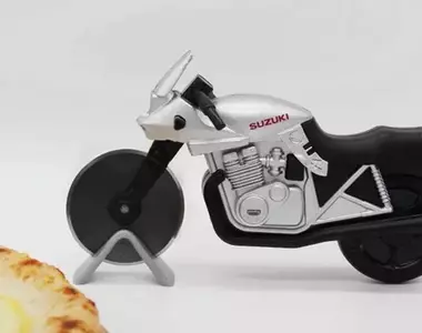 《SUZUKI GSX1100S KATANA》機車造型的披薩切刀,還真的是名符其實的「Suzuki刃」