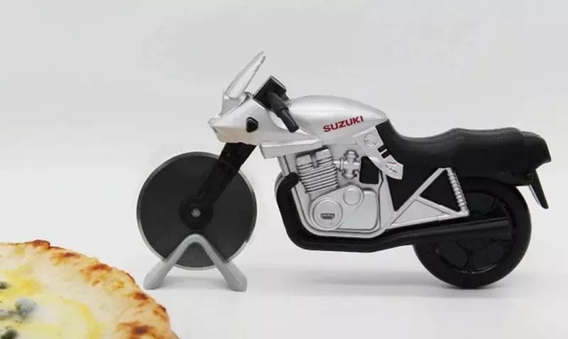 《SUZUKI GSX1100S KATANA》機車造型的披薩切刀，還真的是名符其實的「Suzuki刃」