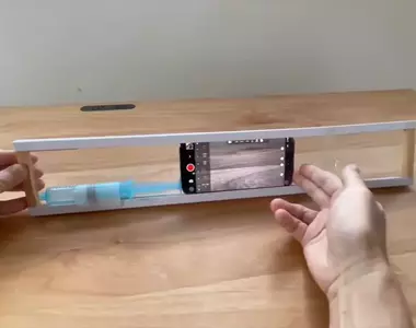 網友發明《DIY百元注射器手機攝影滑軌》實際測試效果非常不錯!這招可行(拇指)