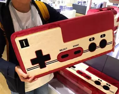 任天堂博物館獨售《巨大手把抱枕》這不僅是想要的程度,而是非常想要的程度惹