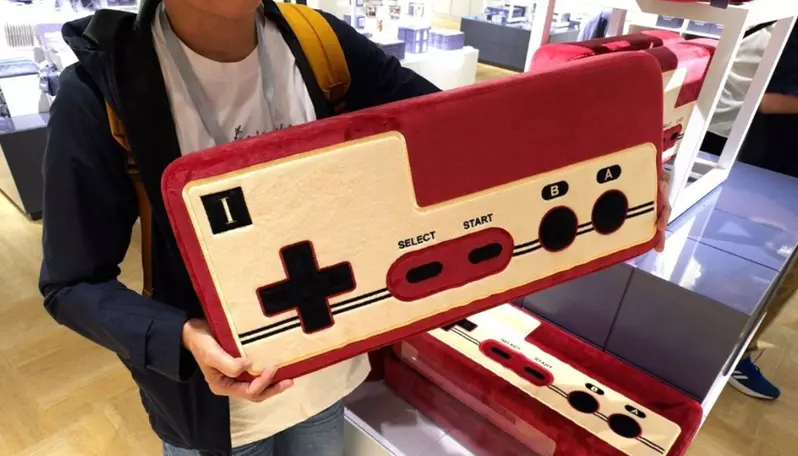 任天堂博物館獨售《巨大手把抱枕》這不僅是想要的程度,而是非常想要的程度惹 任天堂博物館獨售《巨大手把抱枕》這不僅是想要的程度,而是非常想要的程度惹