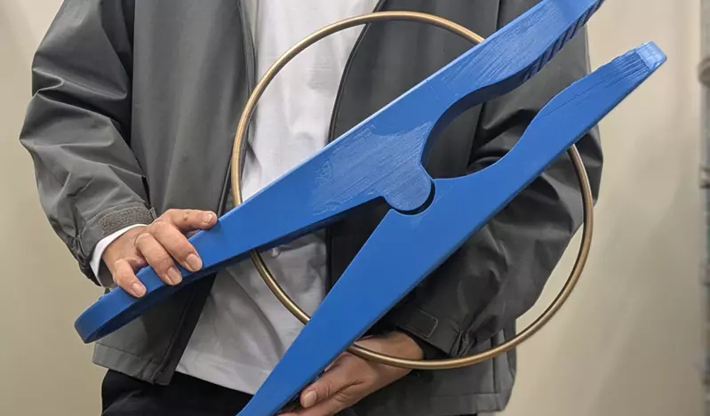 網友做出超巨大曬衣夾 這種尺寸是表示連人也可以一起晾起來的意思嗎？