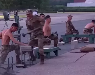 北韓軍人演習影片公開 網友看完覺得這個戰無不勝的隊伍贏定了?