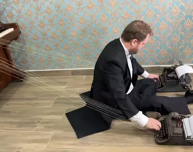 超強鋼琴家用線連接打字機彈鋼琴 這才藝表演未免也太強了吧!?