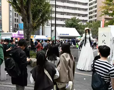 2024年版《東京池袋萬聖節》今年最高的「八尺大人」參戰,整個高度比一台販賣機都還要高(汗)