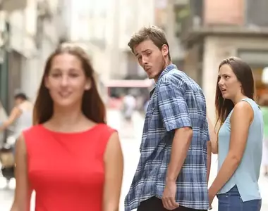 男友分心看正妹素材圖 網友用AI影片把即將變成吵架的修羅場變成歡樂大結局？