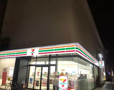 《變成7-11的LV》日本知名建築師乾久美子作品 如今成了平凡無奇的豆腐建築