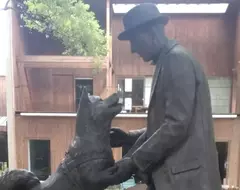 《忠犬八公像》孤獨苦等飼主的形象好哀傷?這裡可以看到牠跟飼主相見的溫馨場面 《忠犬八公像》孤獨苦等飼主的形象好哀傷?這裡可以看到牠跟飼主相見的溫馨場面