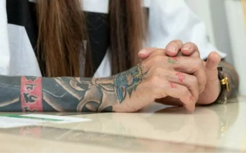 《前日本女黑道分享斷指經驗》曾經自己切小指還幫別人切 這種時候最能看出一個人有沒有種？