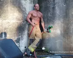 2025年版《澳洲消防猛男月曆》燦爛的笑容外加結實的肌肉，買回去是退火還是上火我還是搞不太清楚