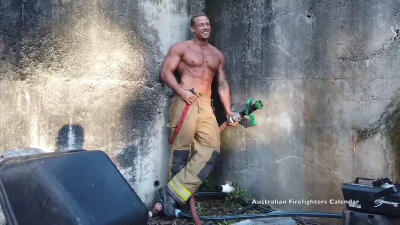 2025年版《澳洲消防猛男月曆》燦爛的笑容外加結實的肌肉，買回去是退火還是上火我還是搞不太清楚