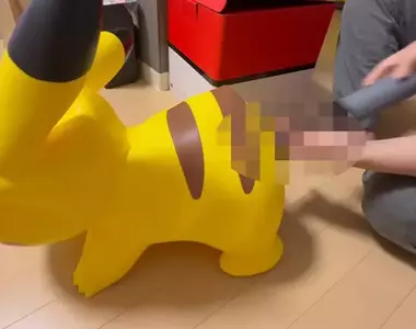 網友買了皮卡丘氣球給小孩 結果這個充氣孔的位置讓人看了細思極恐