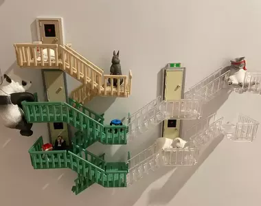 扭蛋商品《緊急逃生樓梯冰箱貼》一款能讓普通冰箱看起來像商用大樓的有趣小物