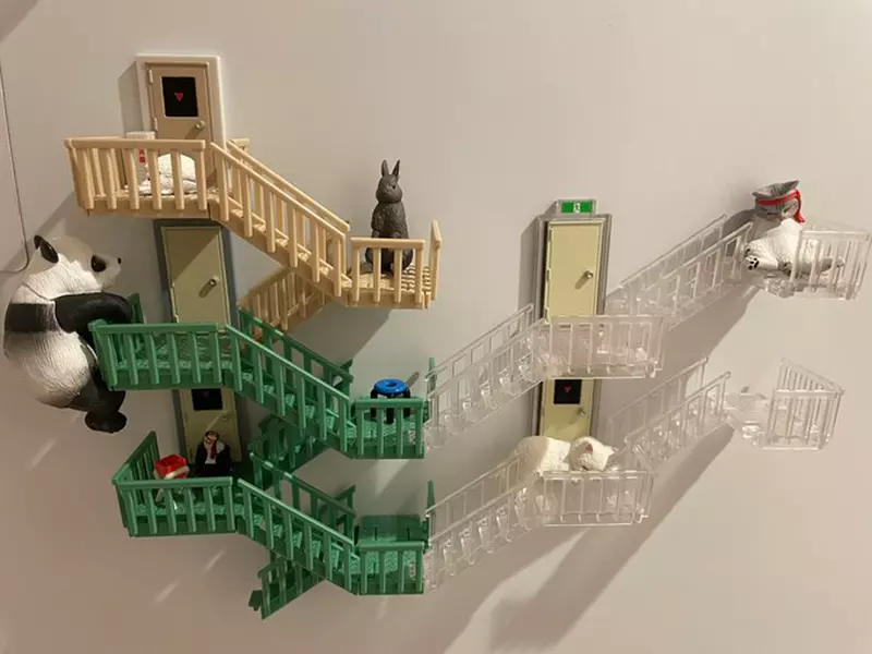 扭蛋商品《緊急逃生樓梯冰箱貼》一款能讓普通冰箱看起來像商用大樓的有趣小物 扭蛋商品《緊急逃生樓梯冰箱貼》一款能讓普通冰箱看起來像商用大樓的有趣小物