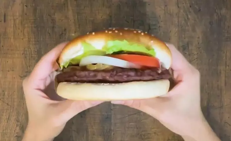 《漢堡王推薦華堡吃法》包裝紙撕一半不怕弄髒手 真的會有人這樣吃漢堡嗎? 《漢堡王推薦華堡吃法》包裝紙撕一半不怕弄髒手 真的會有人這樣吃漢堡嗎?