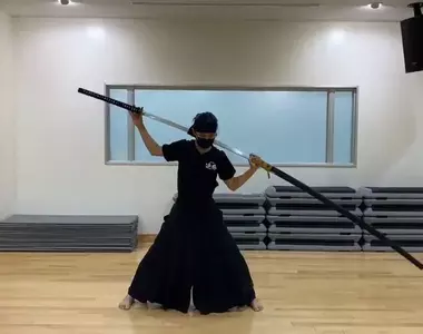 影片教學《如何正確拔出五呎大太刀》缺點是什麼?對方的偷襲還是「五十肩」?