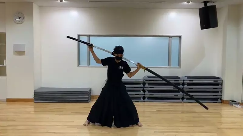 影片教學《如何正確拔出五呎大太刀》缺點是什麼?對方的偷襲還是「五十肩」? 影片教學《如何正確拔出五呎大太刀》缺點是什麼?對方的偷襲還是「五十肩」?