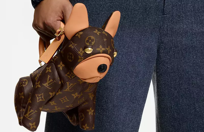 路易威登小狗包《Pooch Bag》一款要價17萬的手提斜揹包，經典品牌設計元素加持，值得你擁有~汪
