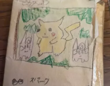 《小孩自製寶可夢卡牌》爸媽不買只好自己畫 大家小時候都幹過這種事?
