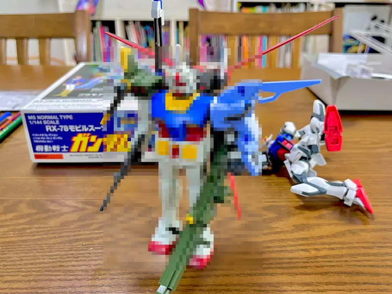 網友改造將1980年出廠的初鋼 模改成為一架〝完美鋼彈〞，一旁的攻擊鋼彈表示無語...