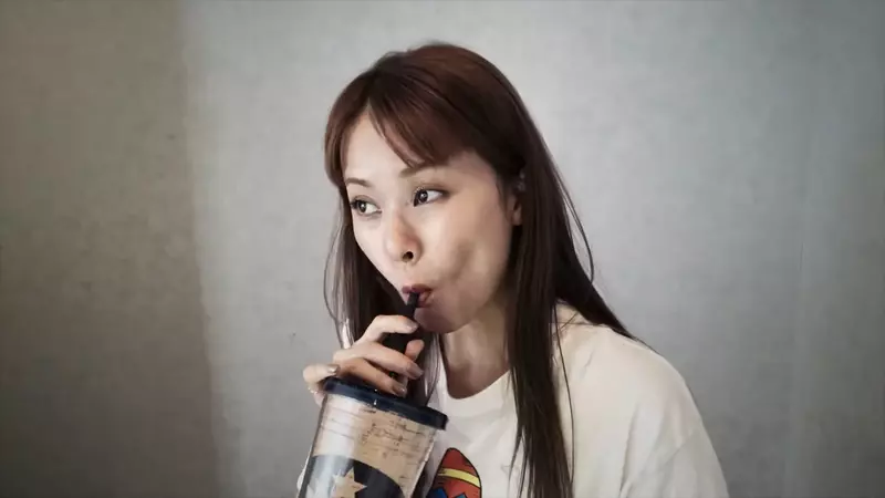《六種人們使用吸管的方法》從未意識到原來在吸的時候表情會這麼猙獰 《六種人們使用吸管的方法》從未意識到原來在吸的時候表情會這麼猙獰