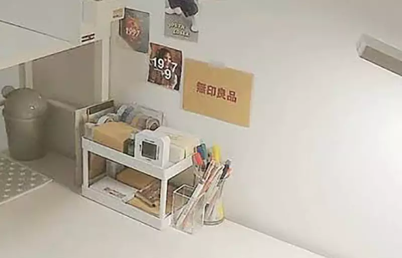 《迷上無印良品的國中生》這四個字就是潮的代名詞 甚至還會把紙袋貼在牆壁上 《迷上無印良品的國中生》這四個字就是潮的代名詞 甚至還會把紙袋貼在牆壁上