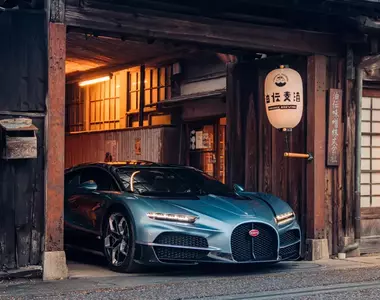 頂級超跑《Bugatti Tourbillon》布加迪汽車陀飛輪錶款 當夢幻跑車來到日本,現代技術工藝極致與傳統文化的畫面對比衝擊