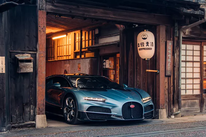 頂級超跑《Bugatti Tourbillon》布加迪汽車陀飛輪錶款 當夢幻跑車來到日本,現代技術工藝極致與傳統文化的畫面對比衝擊 頂級超跑《Bugatti Tourbillon》布加迪汽車陀飛輪錶款 當夢幻跑車來到日本,現代技術工藝極致與傳統文化的畫面對比衝擊
