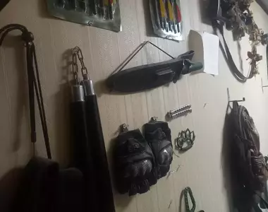 《生存遊戲玩家遭小偷》但是什麼東西都沒有失竊 會不會是被牆上這些武器嚇跑了?