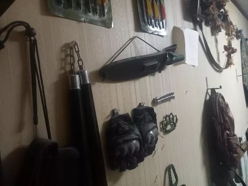 《生存遊戲玩家遭小偷》但是什麼東西都沒有失竊 會不會是被牆上這些武器嚇跑了？