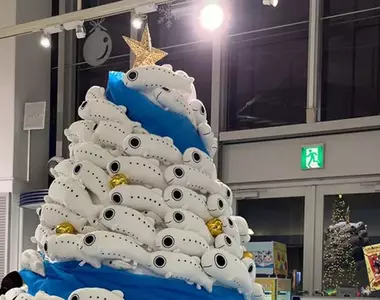 新江之島水族館推出《魩仔魚玩偶聖誕樹》先不討論密集恐懼症的話,那看上去不就是個特大魩仔丼嗎?