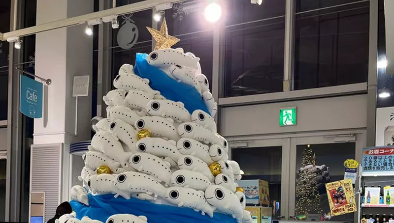 新江之島水族館推出《魩仔魚玩偶聖誕樹》先不討論密集恐懼症的話,那看上去不就是個特大魩仔丼嗎? 新江之島水族館推出《魩仔魚玩偶聖誕樹》先不討論密集恐懼症的話,那看上去不就是個特大魩仔丼嗎?