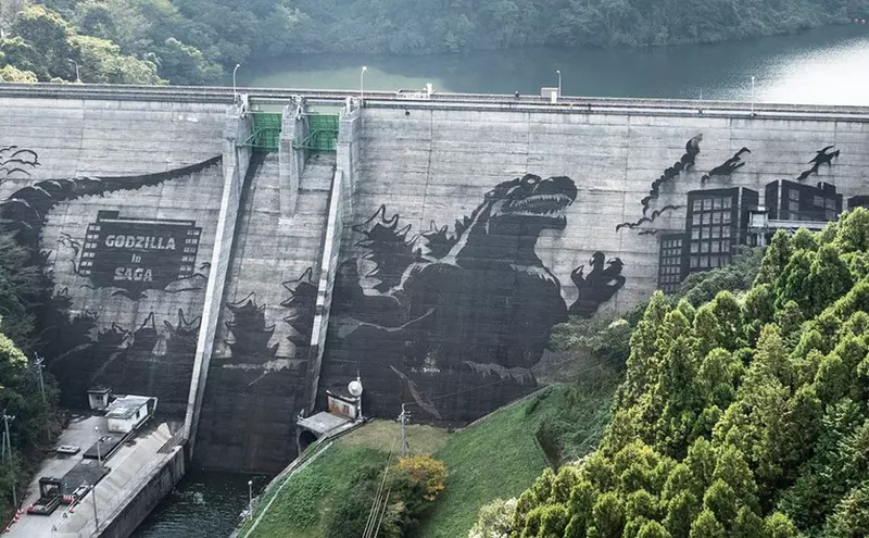 岩屋川内大壩上的《哥吉拉壁畫》全程用高壓水槍沖刷完成的壯觀圖案