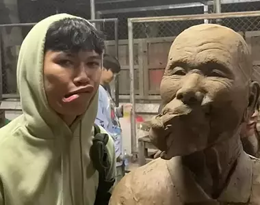 泰國最夯紓壓活動《爆打黏土雕像》透過揍一頓前任或是公司老闆來緩解壓力