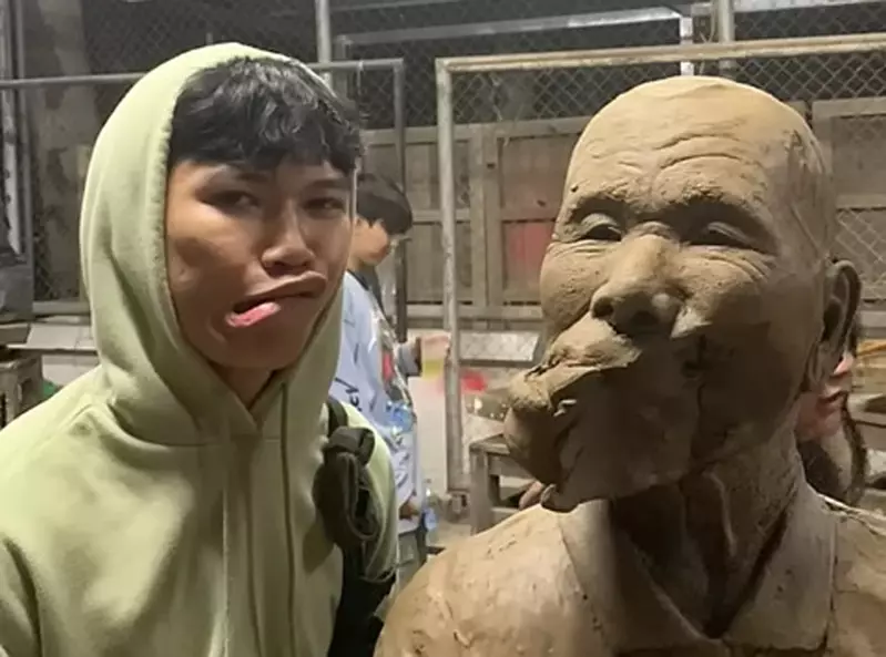 泰國最夯紓壓活動《爆打黏土雕像》透過揍一頓前任或是公司老闆來緩解壓力