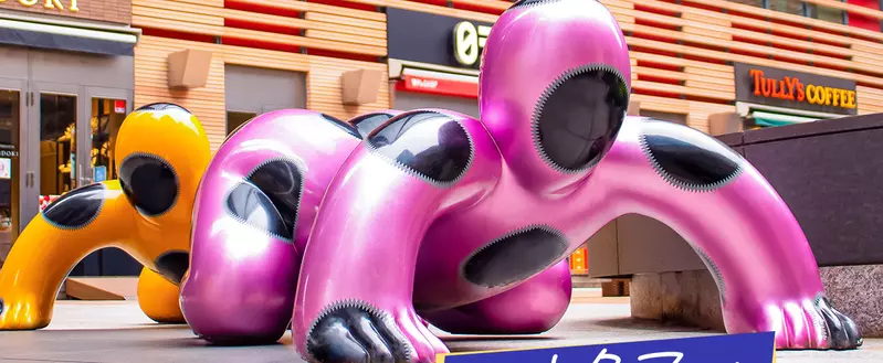 《日本電視台前的人形蜈蚣》人家其實比那部電影更早誕生 而且時不時還會變換隊形呢 《日本電視台前的人形蜈蚣》人家其實比那部電影更早誕生 而且時不時還會變換隊形呢