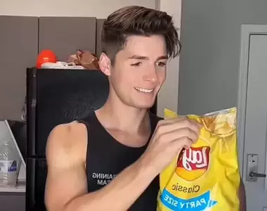 網友搞笑表現《2000年~2030年的洋芋片變化》未來我們越來越瘦會是趨勢，因為包裝裡的空氣越來越多