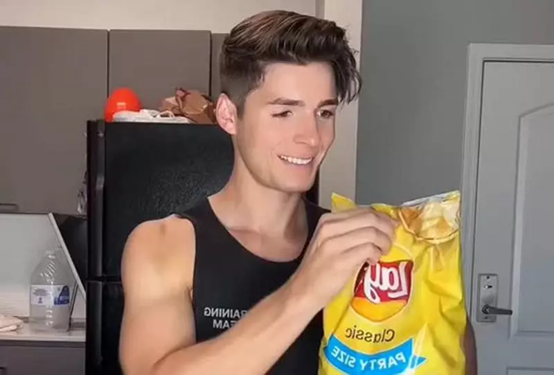 網友搞笑表現《2000年~2030年的洋芋片變化》未來我們越來越瘦會是趨勢,因為包裝裡的空氣越來越多 網友搞笑表現《2000年~2030年的洋芋片變化》未來我們越來越瘦會是趨勢,因為包裝裡的空氣越來越多