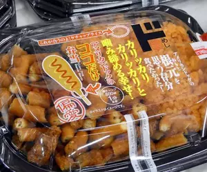 日本唐吉軻德話題商品《美式熱狗根部便當》主菜全都是那咬起來硬硬酥脆的地方，吃起來的感覺好像很過癮？