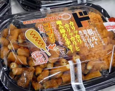 日本唐吉軻德話題商品《美式熱狗根部便當》主菜全都是那咬起來硬硬酥脆的地方,吃起來的感覺好像很過癮?