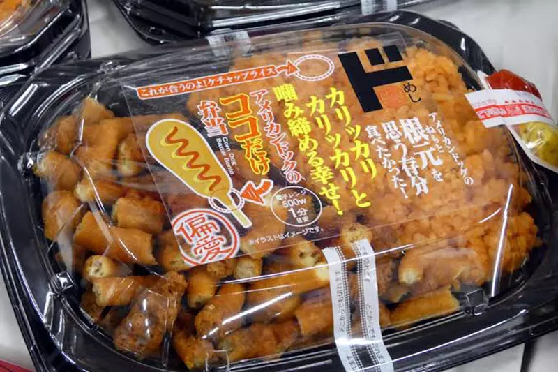 日本唐吉軻德話題商品《美式熱狗根部便當》主菜全都是那咬起來硬硬酥脆的地方，吃起來的感覺好像很過癮？