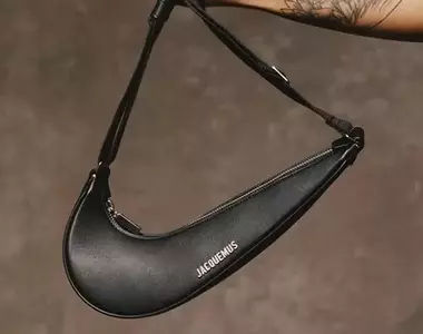 最潮勾勾包《Nike x Jacquemus》特殊的LOGO打勾造型引起話題,網友開玩笑甚至可以拿來裝OO