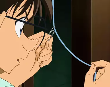 《門扣上鎖進不了家門怎麼辦》發揮創意用演唱會彩帶開鎖 網友們直呼柯南就是你?