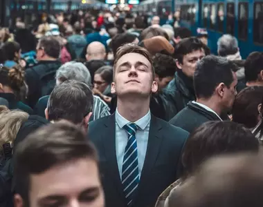 電車司機擊退睏意的秘訣 大家可以跟著學看看，說不定這樣上班上課就不會想睡了