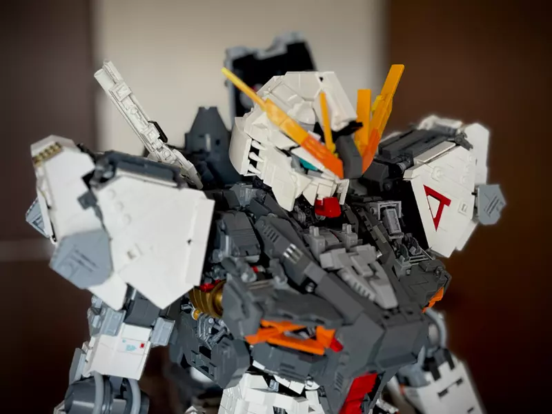 用樂高做出來的《Nu鋼彈》遠遠看還以為是鋼彈模型,但這可是一塊塊積木拼湊出來的唷 用樂高做出來的《Nu鋼彈》遠遠看還以為是鋼彈模型,但這可是一塊塊積木拼湊出來的唷